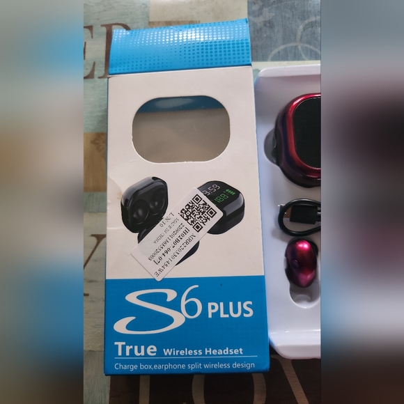 Bluetooth wireless ear buds - Picture 2 of 3